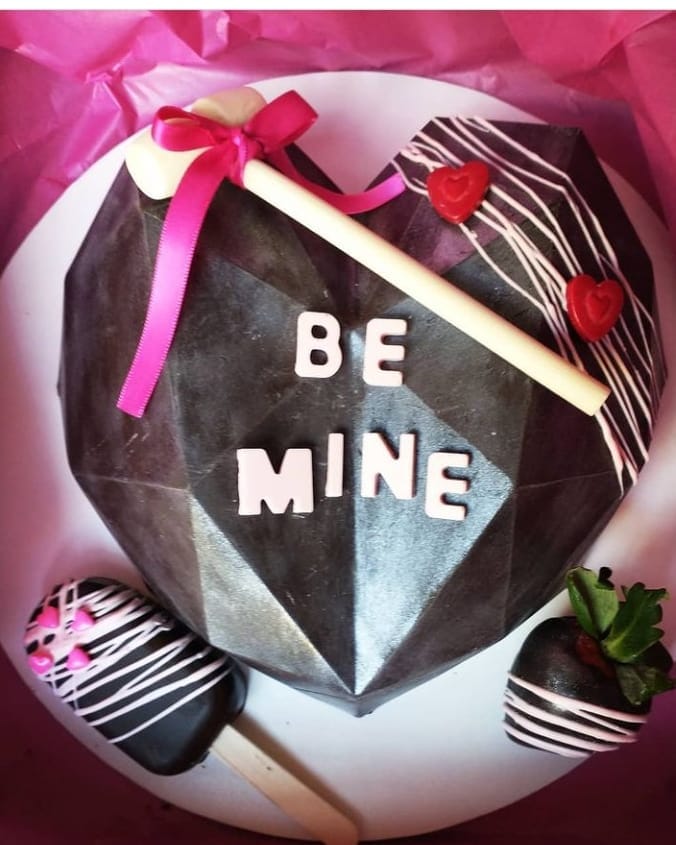 This image has an empty alt attribute; its file name is sugared-edge-be-mine-heart.jpg